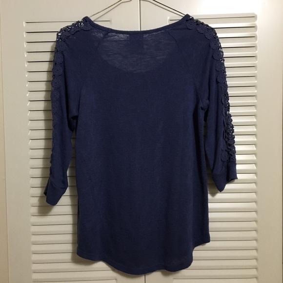 Bobeau Blue Lace Sleeve Top Size Medium - Picture 3 of 4